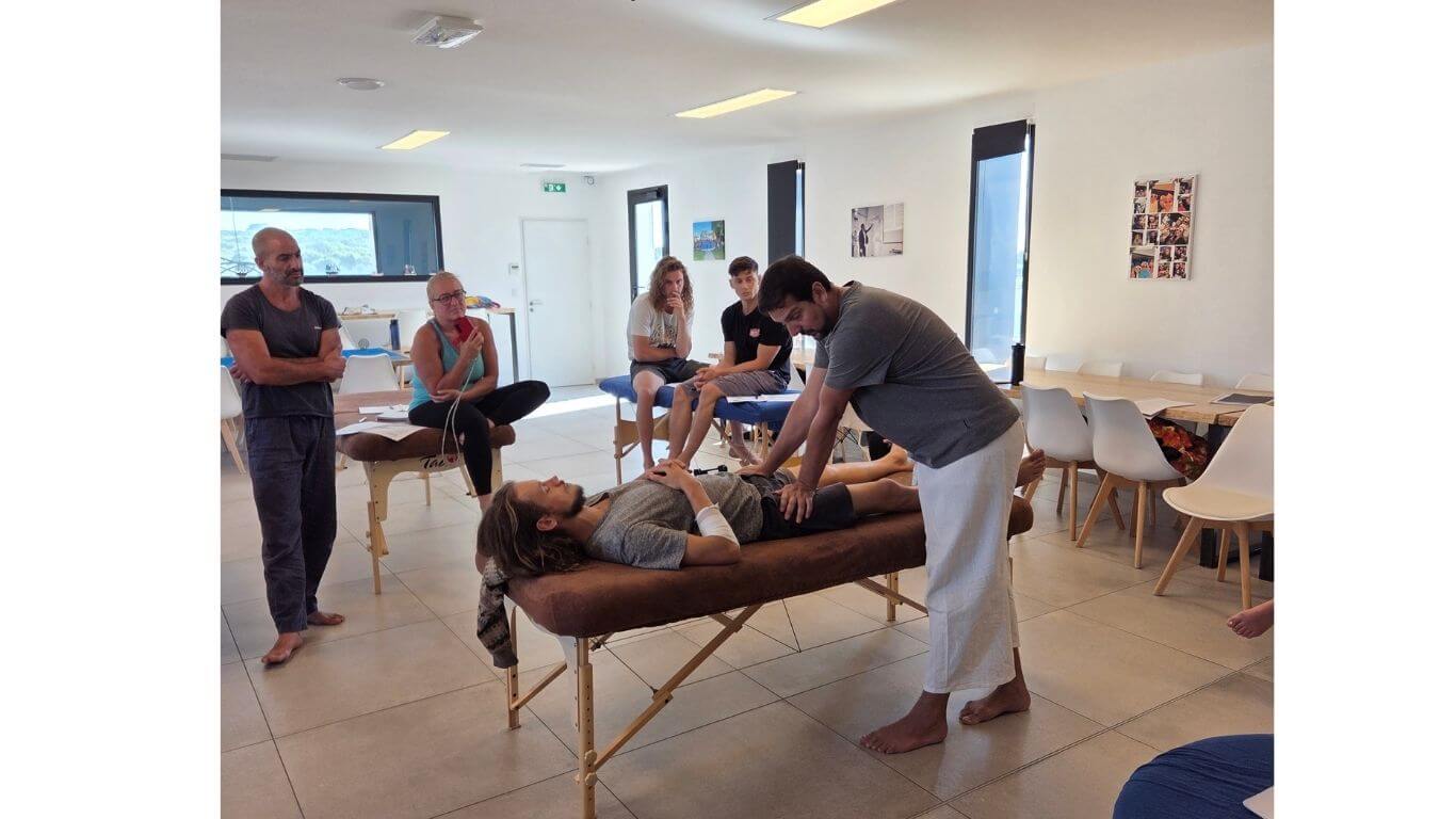 Pratique guidée en binôme du massage thaï sur table Niveau 1